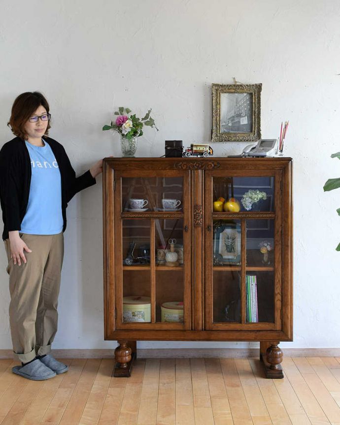 アンティークのキャビネット　アンティーク家具　華やかなアンティークの英国輸入家具、オーク材のブックケース（本棚）。英国らしい堂々とした風格のあるガラスキャビネット重厚感ある佇まいで、落ち着いた雰囲気を演出してくれる英国のキャビネット。(k-2046-f)