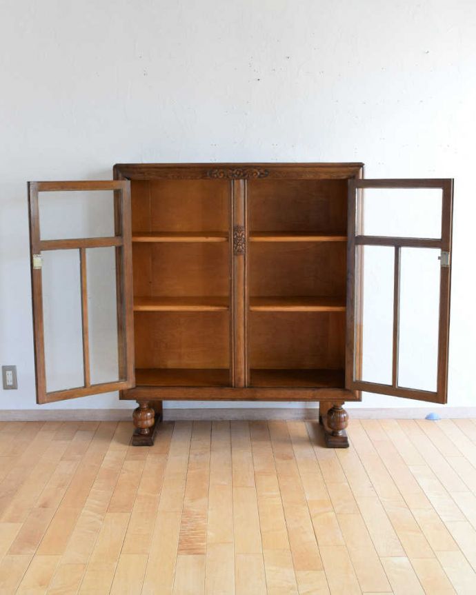 アンティークのキャビネット　アンティーク家具　華やかなアンティークの英国輸入家具、オーク材のブックケース（本棚）。扉を開けると･･･重い本がたっぷり収納できるように頑丈に作られています。(k-2046-f)