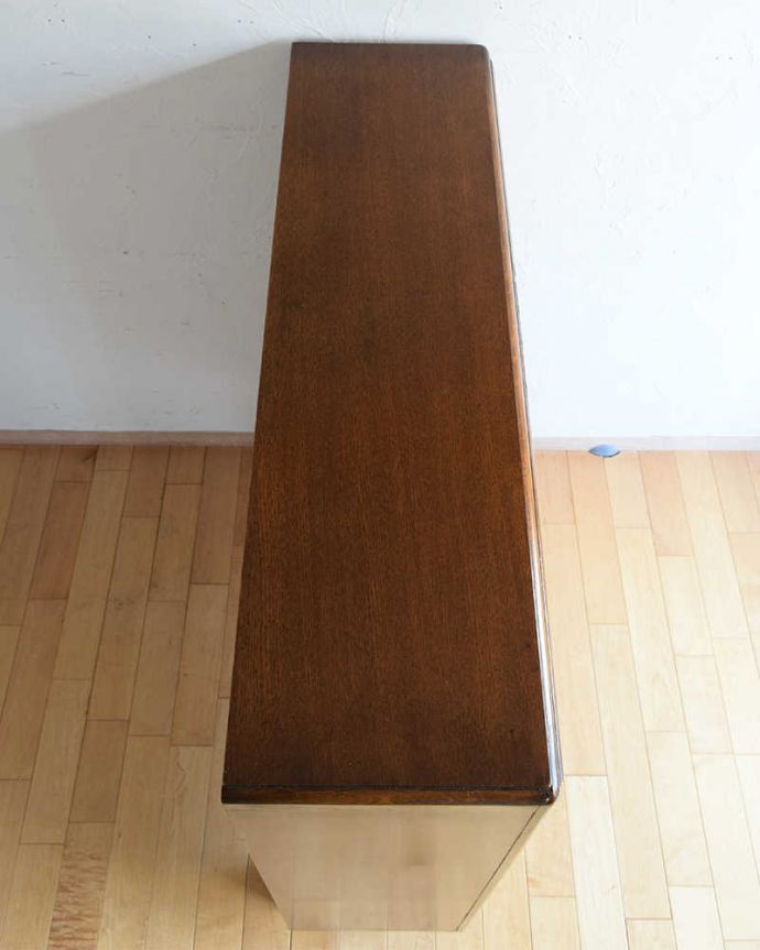 アンティークのキャビネット　アンティーク家具　華やかなアンティークの英国輸入家具、オーク材のブックケース（本棚）。上から見てみると…家具の形はこんな感じです。(k-2046-f)