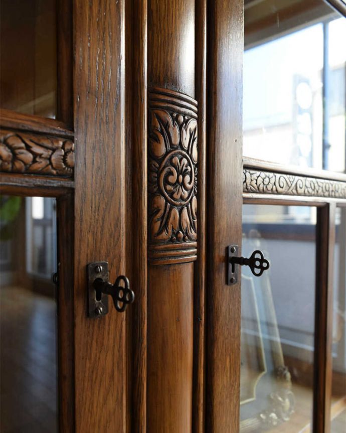 アンティークのキャビネット　アンティーク家具　華やかなアンティークの英国輸入家具、オーク材のブックケース（本棚）。小さなパーツにもこだわり取っ手だけを見ていても現代とは違って良質な素材が使われているのが分かります。(k-2046-f)