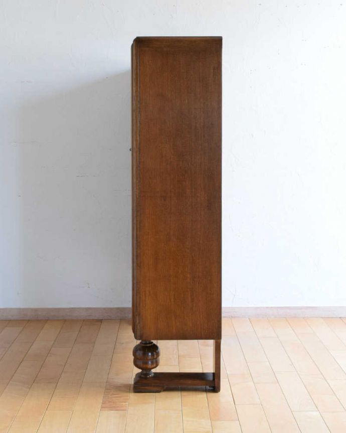 アンティークのキャビネット　アンティーク家具　華やかなアンティークの英国輸入家具、オーク材のブックケース（本棚）。横から見てもステキ横顔だって英国アンティークらしくカッコイイんです。(k-2046-f)