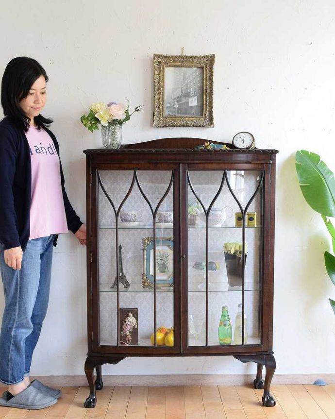 アンティークのキャビネット　アンティーク家具　正統派の英国アンティークキャビネット、ゴシックデザインのガラスキャビネット。おススメNo.1のアンティーク家具もともとチャイナキャビネットとして陶器を見せながら収納するために造られたガラスの扉のキャビネット。(k-2047-f)