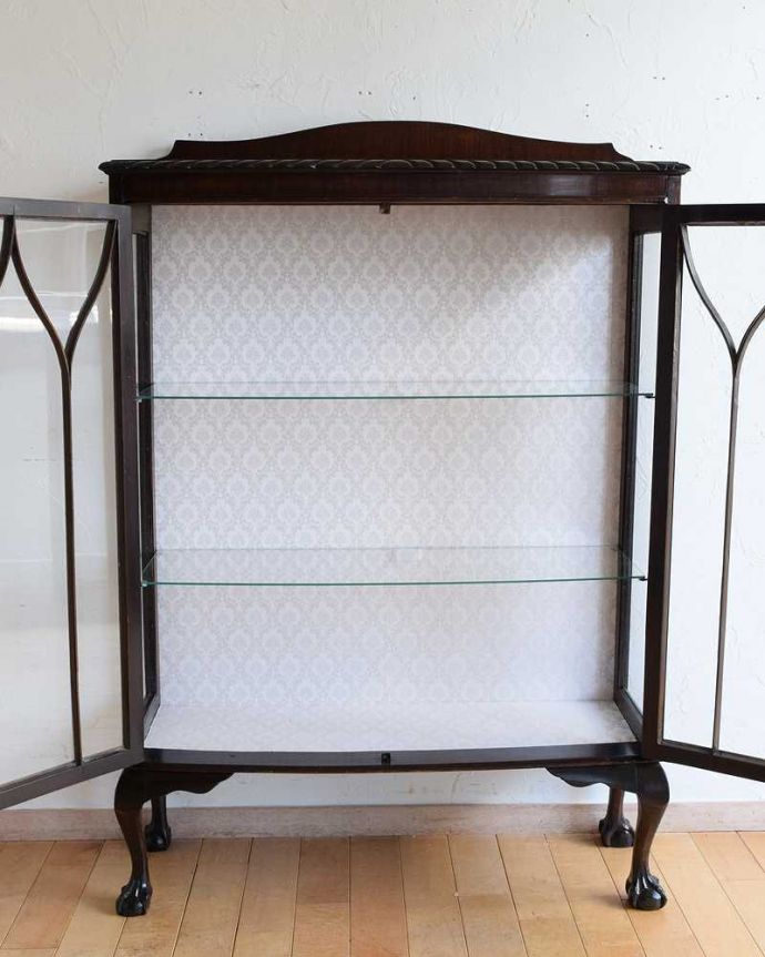 アンティークのキャビネット　アンティーク家具　正統派の英国アンティークキャビネット、ゴシックデザインのガラスキャビネット。扉を開けて中を見てみましょう職人がキレイに修復して、背板も新しい生地に張替えました。(k-2047-f)