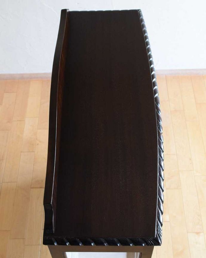 アンティークのキャビネット　アンティーク家具　正統派の英国アンティークキャビネット、ゴシックデザインのガラスキャビネット。こんな形のキャビネットです。(k-2047-f)