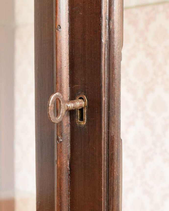 アンティークのキャビネット　アンティーク家具　正統派の英国アンティークキャビネット、ゴシックデザインのガラスキャビネット。アンティークらしい取っ手取っ手にもアンティークらしさが。(k-2047-f)