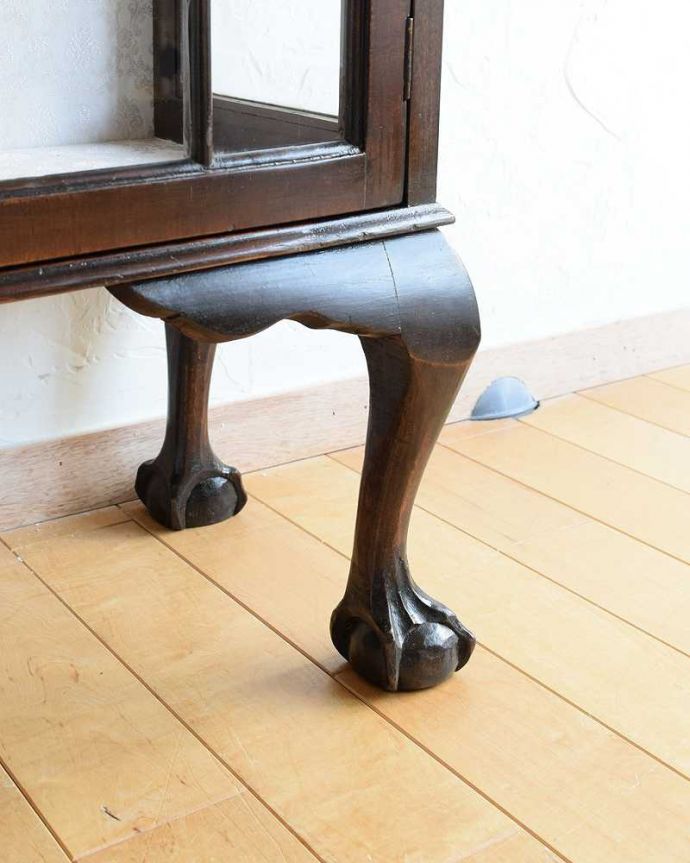 アンティークのキャビネット　アンティーク家具　正統派の英国アンティークキャビネット、ゴシックデザインのガラスキャビネット。女性１人でもラクラク運べちゃうんですHandleのアンティークは脚の裏にフェルトキーパーをお付けしています。(k-2047-f)