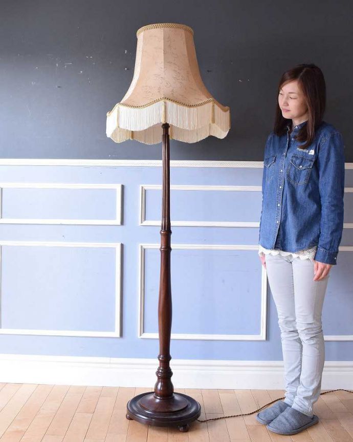 スタンドライト　照明・ライティング　マホガニー材のスタンドが美しい英国輸入のアンティークフロアランプ（Ｂ22シャンデリア球付）。。(k-2048-f)