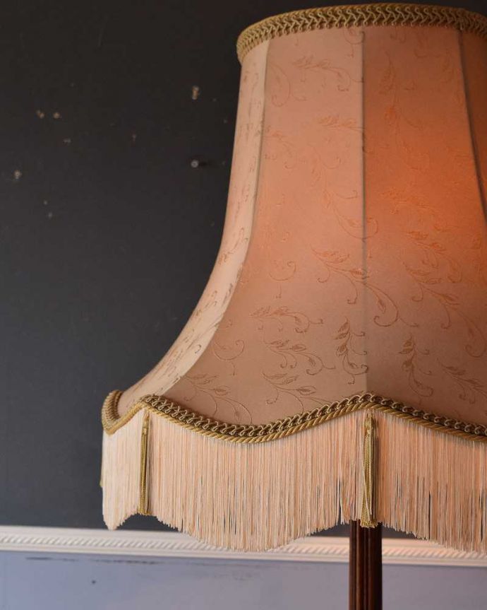 スタンドライト　照明・ライティング　マホガニー材のスタンドが美しい英国輸入のアンティークフロアランプ（Ｂ22シャンデリア球付）。。(k-2048-f)