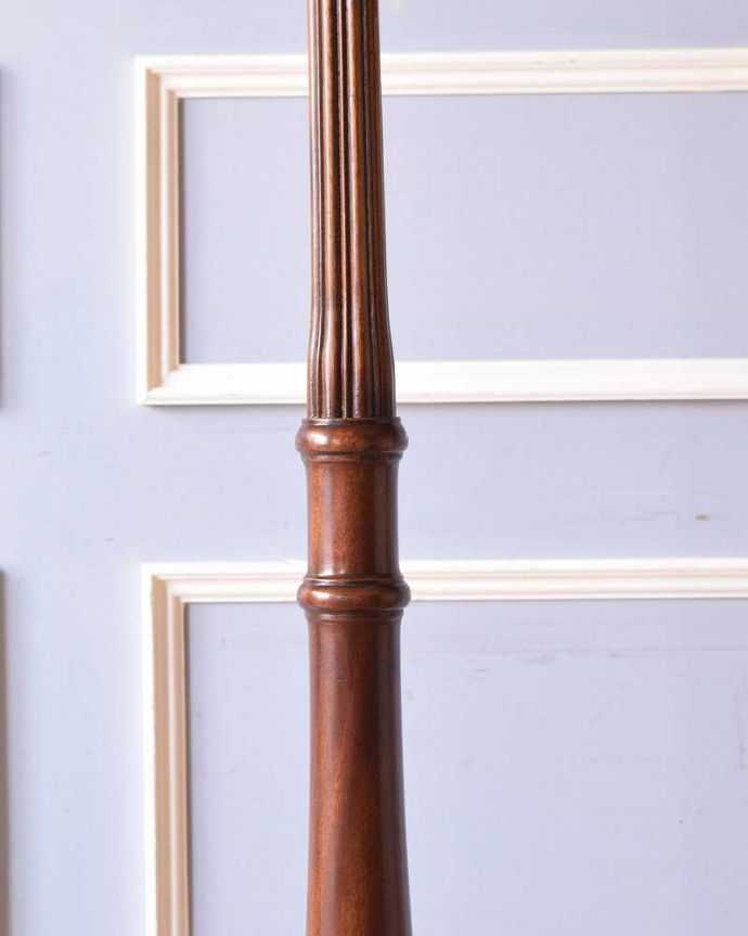 スタンドライト　照明・ライティング　マホガニー材のスタンドが美しい英国輸入のアンティークフロアランプ（Ｂ22シャンデリア球付）。。(k-2048-f)