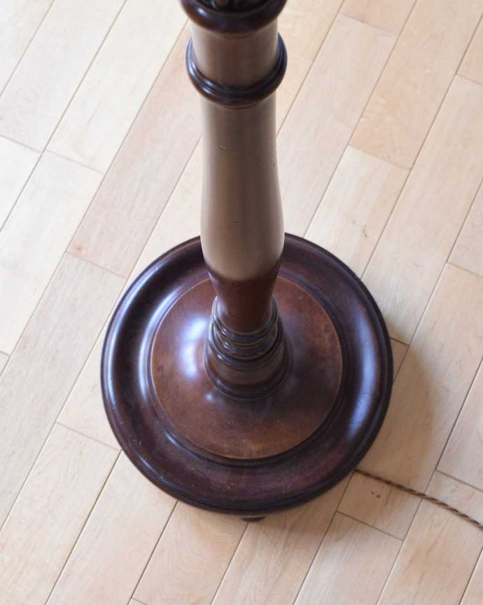 スタンドライト　照明・ライティング　マホガニー材のスタンドが美しい英国輸入のアンティークフロアランプ（Ｂ22シャンデリア球付）。。(k-2048-f)