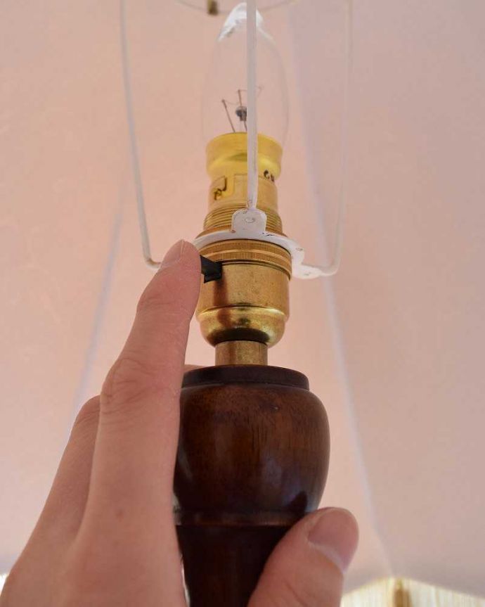 スタンドライト　照明・ライティング　マホガニー材のスタンドが美しい英国輸入のアンティークフロアランプ（Ｂ22シャンデリア球付）。。(k-2048-f)