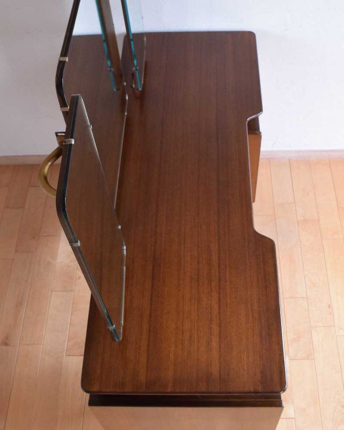 G-PLAN(Gプラン) アンティーク家具 北欧スタイルでカッコいいG-PLANのビンテージドレッシングチェスト(トラー&ブラック)。デスクとしても使える広々天板広々とした天板の上はデスクとしても使えるように塗装もキレイに修復しました。(k-2049-f)