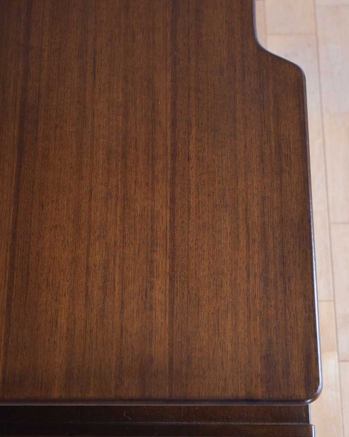 G-PLAN(Gプラン) アンティーク家具 北欧スタイルでカッコいいG-PLANのビンテージドレッシングチェスト(トラー&ブラック)。天板の塗装もキレイに仕上げましたヴィンテージの家具は新品ではないのでキズや汚れはありますが、デスクとしても使えるように天板もしっかりキレイに修復しました。(k-2049-f)