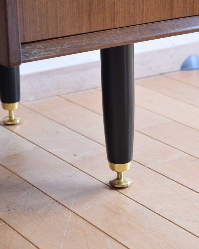 G-PLAN(Gプラン) アンティーク家具 北欧スタイルでカッコいいG-PLANのビンテージドレッシングチェスト(トラー&ブラック)。 女性1人でラクラク運べちゃう仕掛けHandleのアンティークは、脚の裏にフェルトキーパーをお付けしています。(k-2049-f)