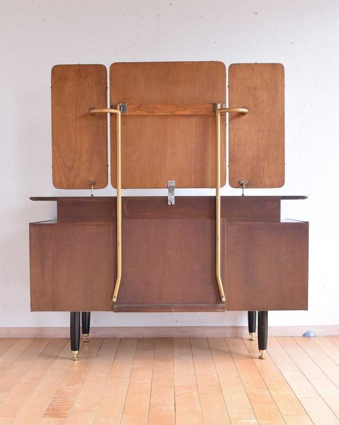 G-PLAN(Gプラン) アンティーク家具 北欧スタイルでカッコいいG-PLANのビンテージドレッシングチェスト(トラー&ブラック)。後ろ姿もキレイです。(k-2049-f)