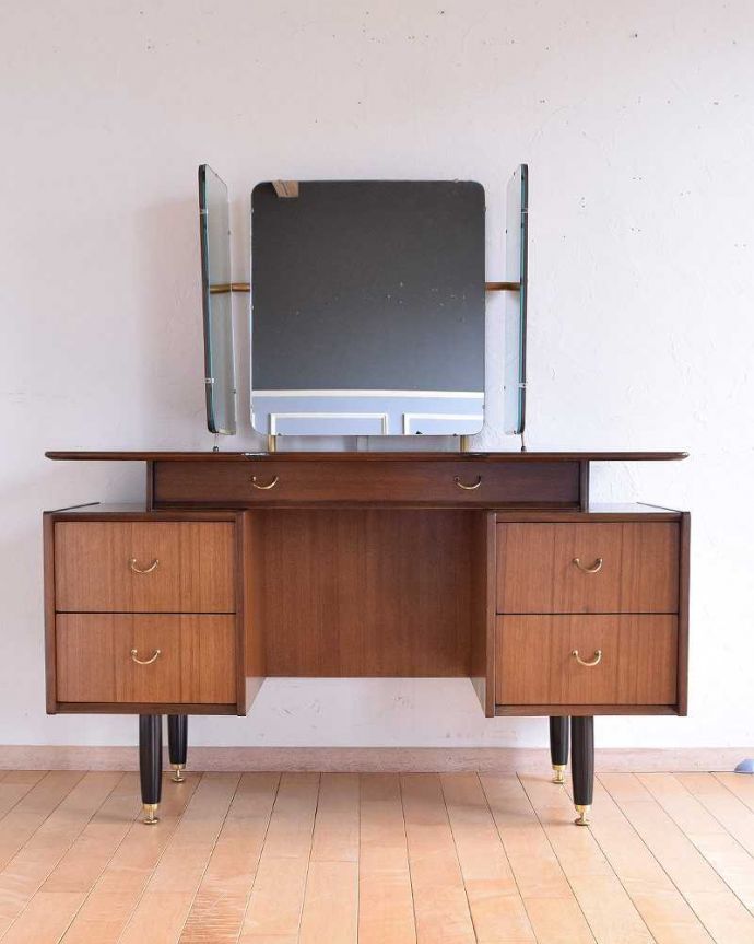 G-PLAN(Gプラン) アンティーク家具 北欧スタイルでカッコいいG-PLANのビンテージドレッシングチェスト(トラー&ブラック)。日本人向けの三面鏡鏡が畳めるめずらしいデザイン。(k-2049-f)