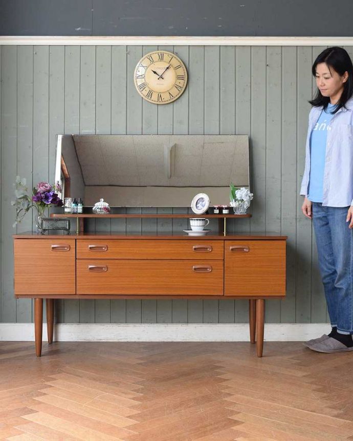 アンティークのキャビネット アンティーク家具 大きなミラーがついた北欧スタイルのドレッサー(ドレッシングチェスト)。人気のヒミツは北欧スタイルのデザインやっぱりスッキリとカッコイイ北欧デザインが人気のサイドボード。(k-2050-f)