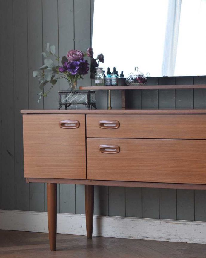 アンティークのキャビネット アンティーク家具 大きなミラーがついた北欧スタイルのドレッサー(ドレッシングチェスト)。ヴィンテージ家具らしいあたたかさ。(k-2050-f)