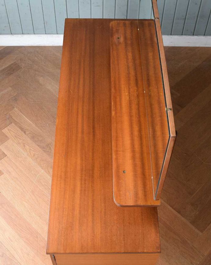 アンティークのキャビネット アンティーク家具 大きなミラーがついた北欧スタイルのドレッサー(ドレッシングチェスト)。天板の塗装もキレイに仕上げましたヴィンテージの家具は修復方法が様々。(k-2050-f)