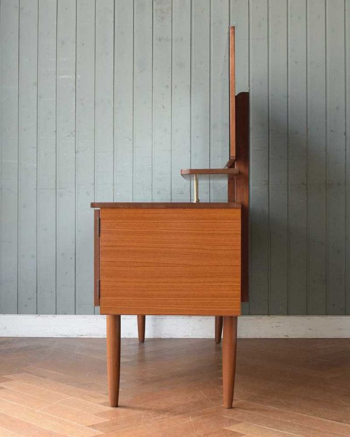 アンティークのキャビネット アンティーク家具 大きなミラーがついた北欧スタイルのドレッサー(ドレッシングチェスト)。横から見てもスッキリどこから見てもスッキリとしてステキなヴィンテージ。(k-2050-f)