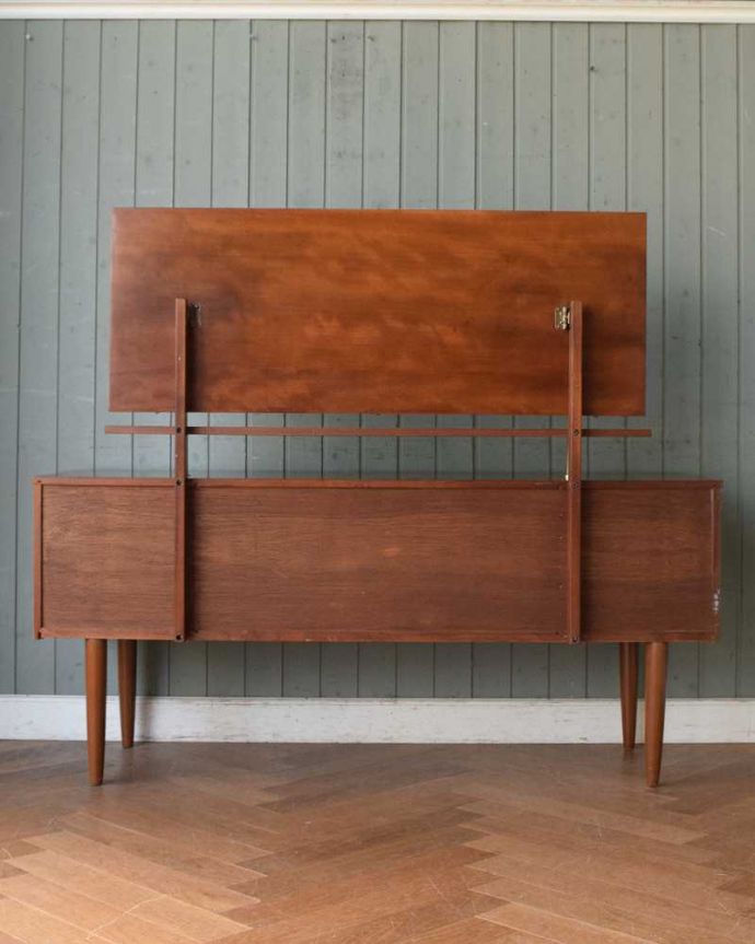 アンティークのキャビネット アンティーク家具 大きなミラーがついた北欧スタイルのドレッサー(ドレッシングチェスト)。もちろん後ろ姿もキレイですビンテージは新品ではないので、もちろん経年変化によるキズはあります。(k-2050-f)