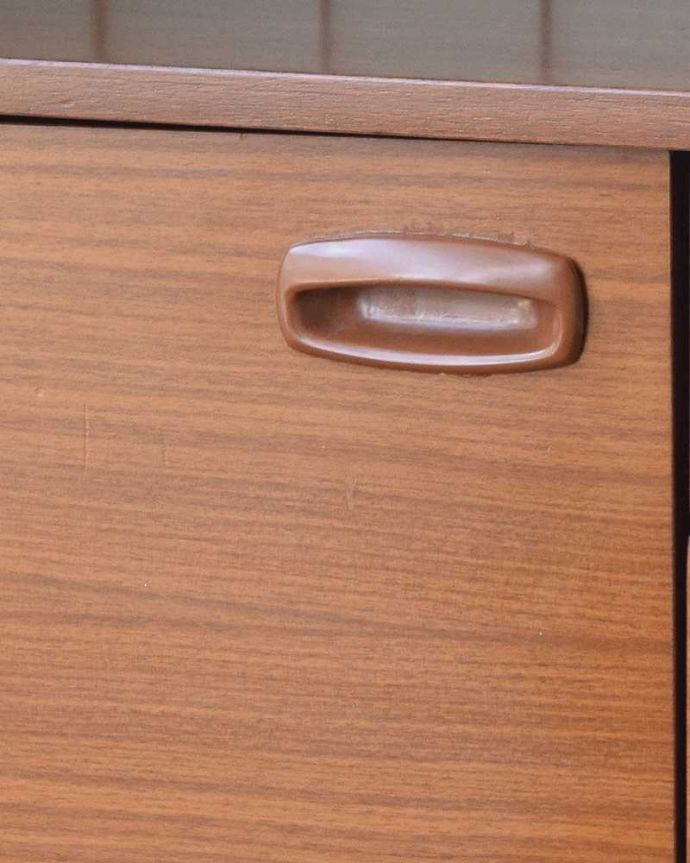 アンティークのキャビネット アンティーク家具 大きなミラーがついた北欧スタイルのドレッサー(ドレッシングチェスト)。扉の木目があたたかさを演出クールなデザインなのに、なんだかほっとするあたたかさ。(k-2050-f)