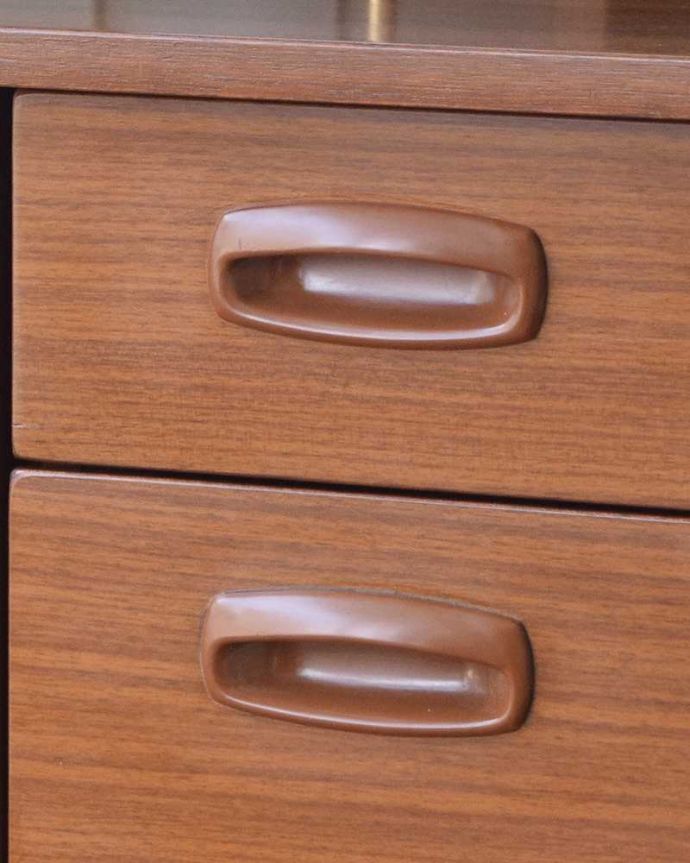 アンティークのキャビネット アンティーク家具 大きなミラーがついた北欧スタイルのドレッサー(ドレッシングチェスト)。デザインの一部になっている取っ手取っ手のデザインもシンプルかつ機能的に。(k-2050-f)