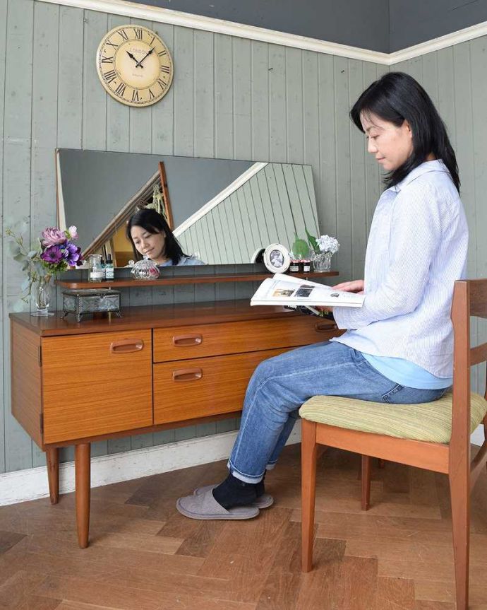 アンティークのキャビネット アンティーク家具 大きなミラーがついた北欧スタイルのドレッサー(ドレッシングチェスト)。。(k-2050-f)