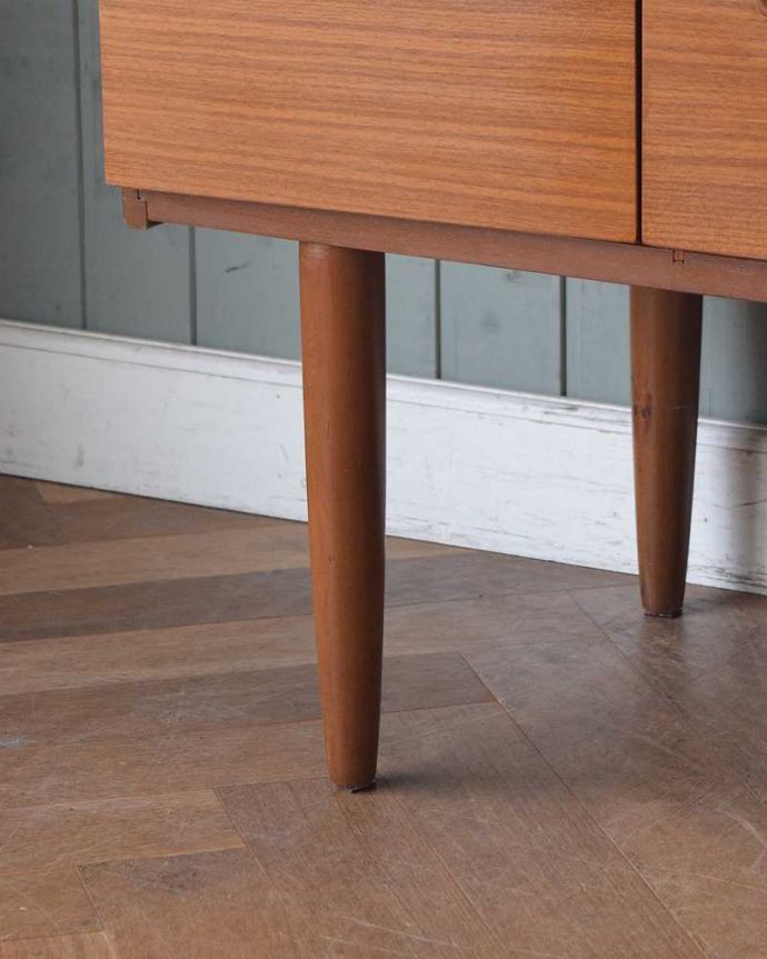 アンティークのキャビネット アンティーク家具 大きなミラーがついた北欧スタイルのドレッサー(ドレッシングチェスト)。スッキリとした脚の裏には…Handleの家具の脚裏にはフェルトキーパーをお付けしています。(k-2050-f)