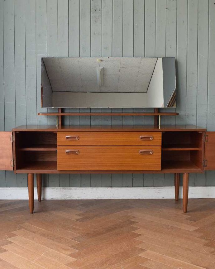 アンティークのキャビネット アンティーク家具 大きなミラーがついた北欧スタイルのドレッサー(ドレッシングチェスト)。扉の奥はたっぷり収納扉を開けると、中にはたっぷりの収納。(k-2050-f)