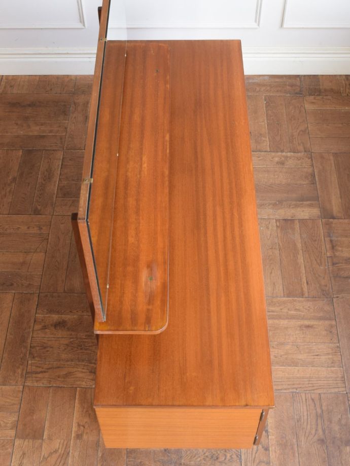 北欧スタイルのビンテージ家具の天板