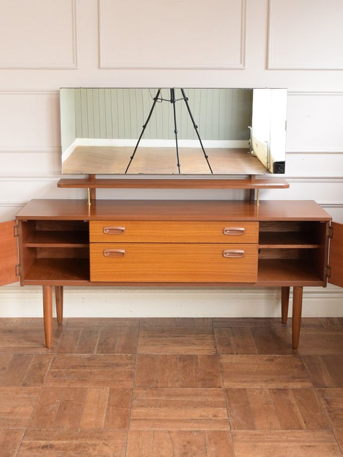 ビンテージ家具の扉の中