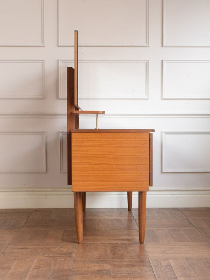 ドレッサーの側面