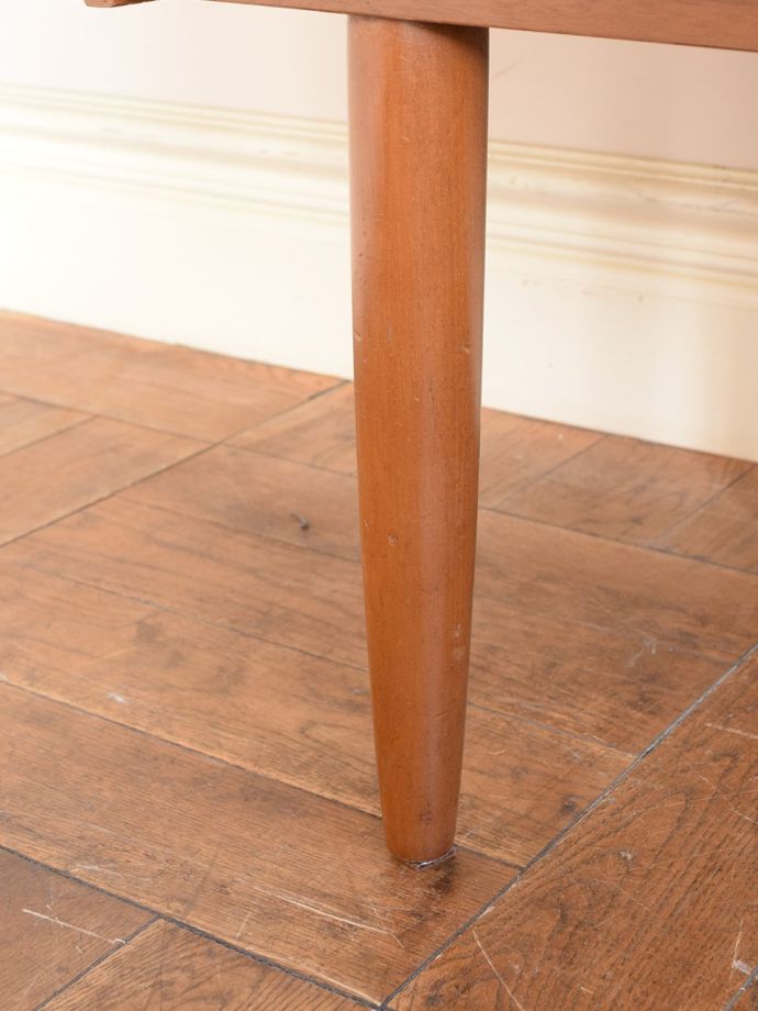 ビンテージドレッサーの脚