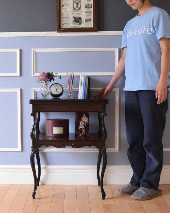 アンティークのテーブル アンティーク家具 高級感たっぷりのアンティーク英国家具、ローズウッド材のカードテーブル(オケージョナルテーブル)。どんな場所でも便利に使える小さなテーブルそもそも「オケージョナル」とは「便利に使える」と言う意味。(k-2051-f)