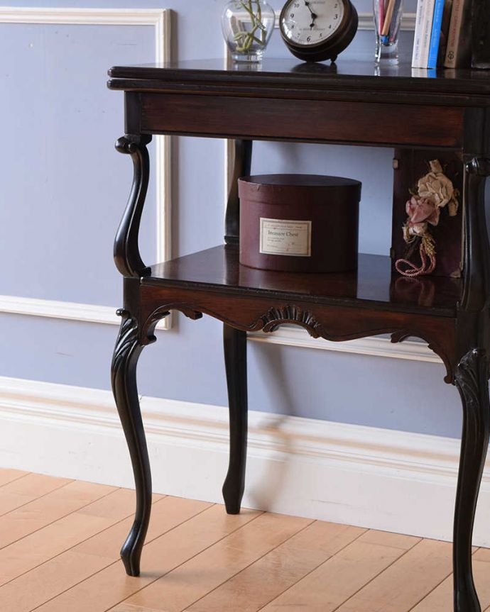 アンティークのテーブル アンティーク家具 高級感たっぷりのアンティーク英国家具、ローズウッド材のカードテーブル(オケージョナルテーブル)。上品で優雅なアンティーク凛とした雰囲気が漂うアンティークらしい立ち姿のテーブル。(k-2051-f)