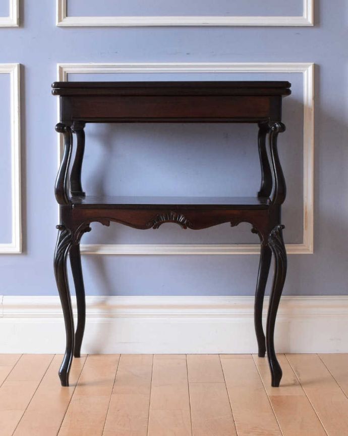 アンティークのテーブル アンティーク家具 高級感たっぷりのアンティーク英国家具、ローズウッド材のカードテーブル(オケージョナルテーブル)。こちら側も、もちろんキレイです!アンティークは新品ではないので、もちろん経年変化によるキズはありますが、専門の職人がキレイにお直しをしているので、どの角度から見てもキレイです。(k-2051-f)