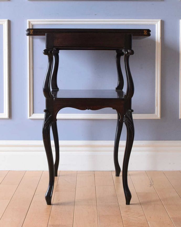 アンティークのテーブル アンティーク家具 高級感たっぷりのアンティーク英国家具、ローズウッド材のカードテーブル(オケージョナルテーブル)。天板を開くと見え方も変わりますもちろん常に開いた状態でもお使いいただけます。(k-2051-f)