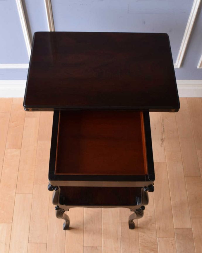 アンティークのテーブル アンティーク家具 高級感たっぷりのアンティーク英国家具、ローズウッド材のカードテーブル(オケージョナルテーブル)。天板が回転します天板を回転させてから天板を開くとゲームテーブルがでてきます。(k-2051-f)