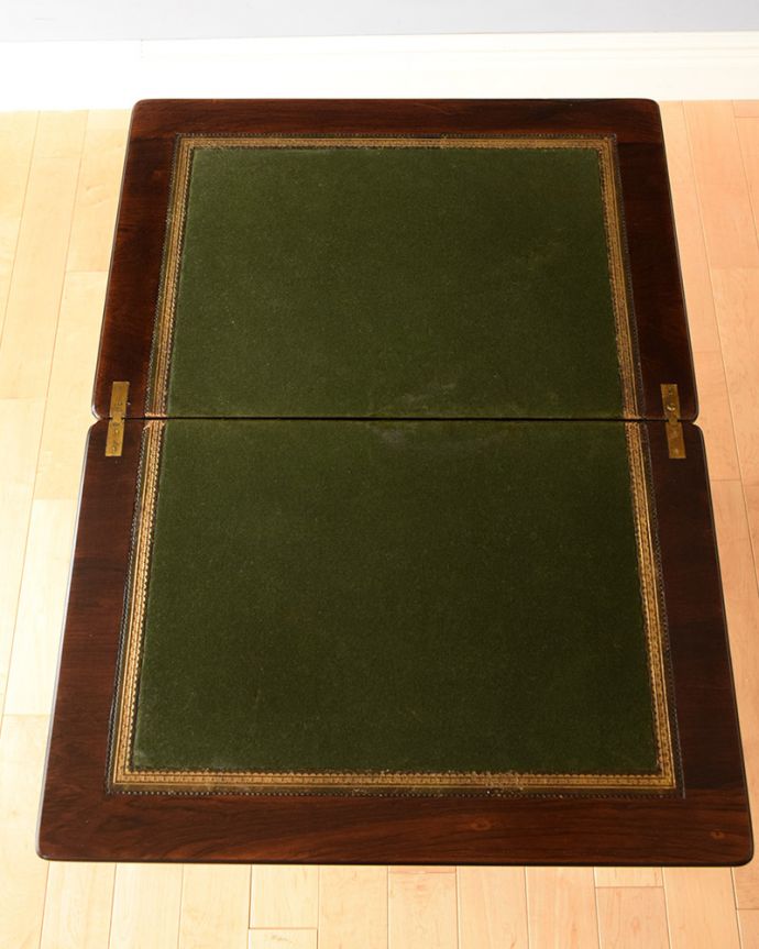 アンティークのテーブル アンティーク家具 高級感たっぷりのアンティーク英国家具、ローズウッド材のカードテーブル(オケージョナルテーブル)。ゲーム天板がでてきますこのテーブルは、2WAYタイプ。(k-2051-f)