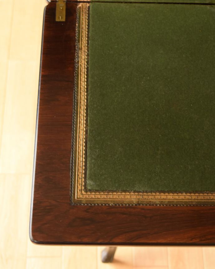 アンティークのテーブル アンティーク家具 高級感たっぷりのアンティーク英国家具、ローズウッド材のカードテーブル(オケージョナルテーブル)。天板を近くで見ると…天板を近くで見るとこんな形です。(k-2051-f)