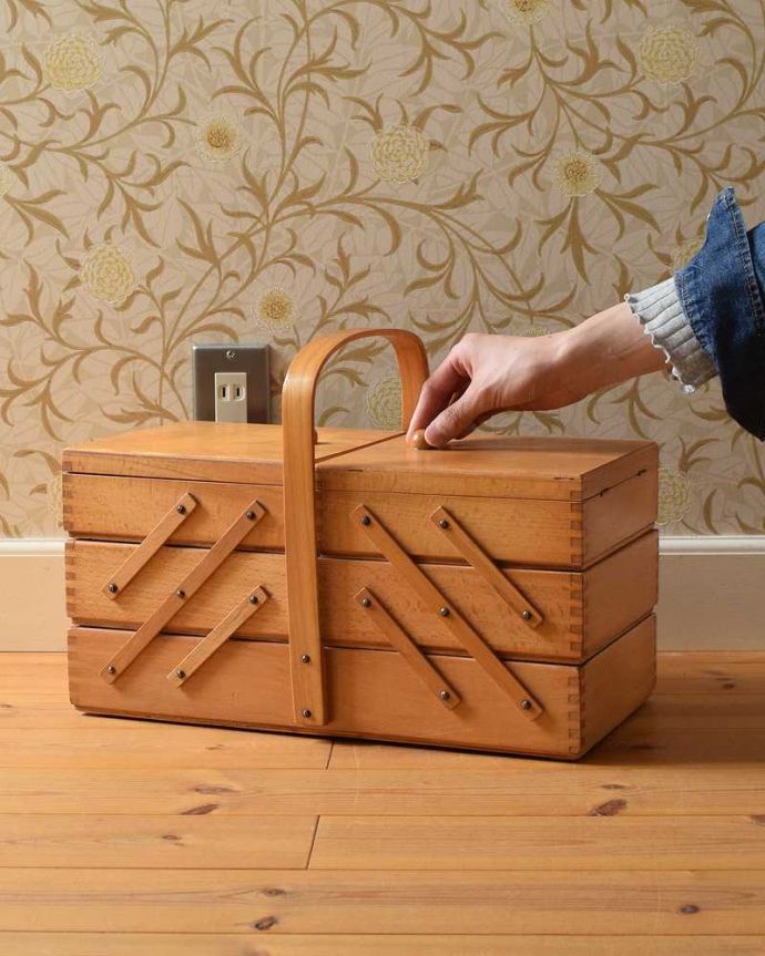 ソーイングボックス　アンティーク家具　趣味を楽しむアンティークの道具、木のソーイングボックス。女性のためのお裁縫箱今も昔も、女性だったら必ず持っているアンティークのソーイングボックス。(k-2052-f)