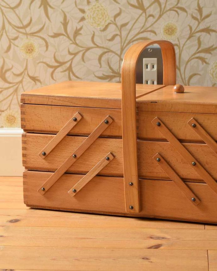 ソーイングボックス　アンティーク家具　趣味を楽しむアンティークの道具、木のソーイングボックス。持ち運びもラクラクです持ち手が付いているので移動もラクラクです。(k-2052-f)