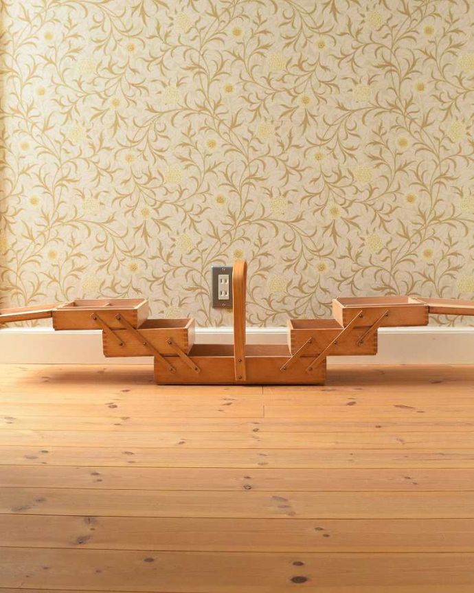 ソーイングボックス　アンティーク家具　趣味を楽しむアンティークの道具、木のソーイングボックス。見てください！こんな風に広がるんです。(k-2052-f)