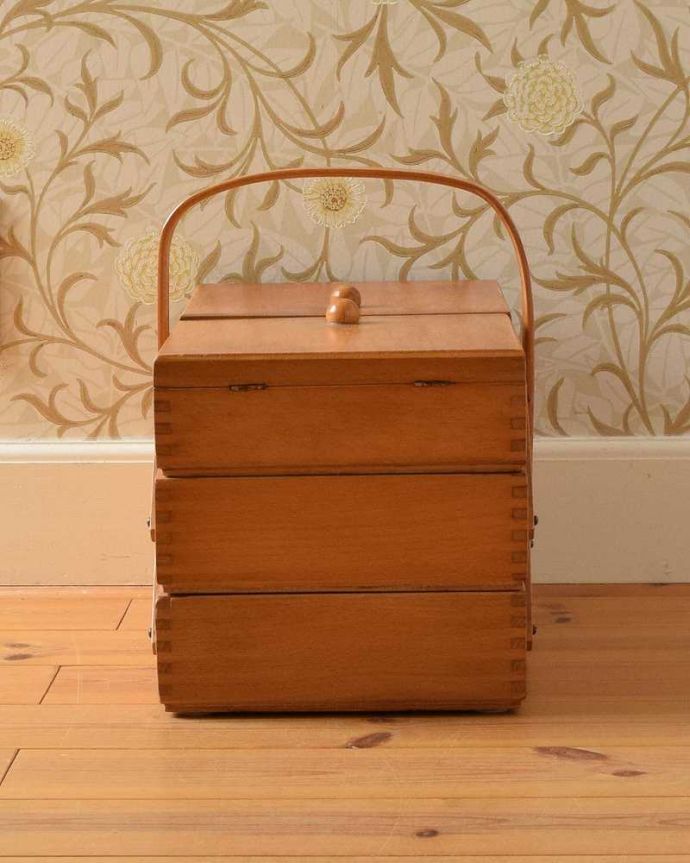 ソーイングボックス　アンティーク家具　趣味を楽しむアンティークの道具、木のソーイングボックス。横から見ると･･･グルッと360度、どの角度から見てもキレイに仕上げました。(k-2052-f)