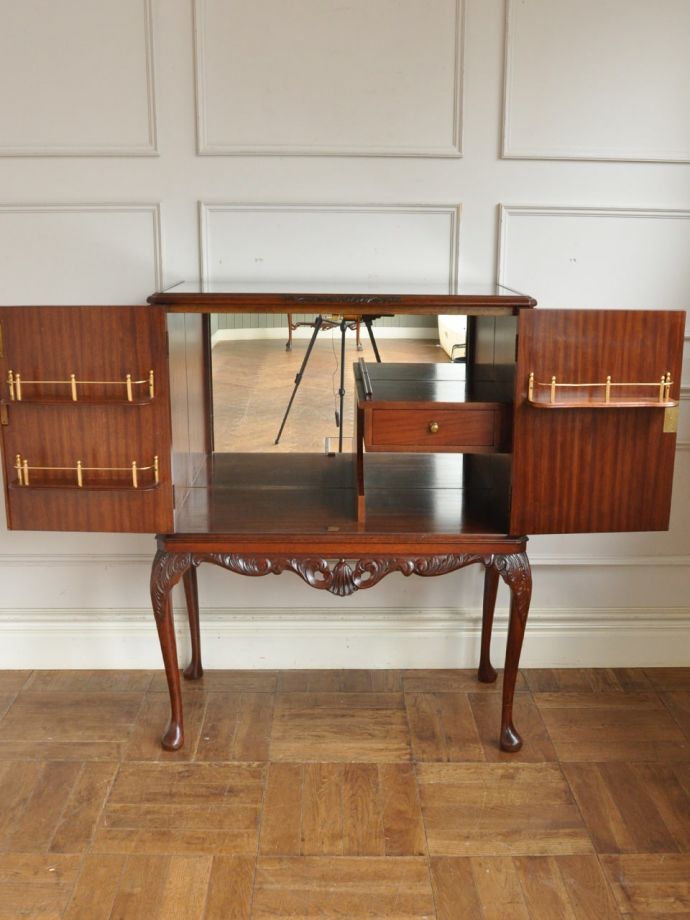 アンティークキャビネットの扉の中