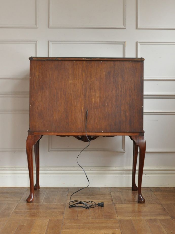 キャビネットの後ろ姿