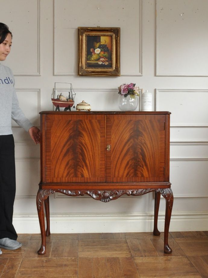 英国アンティークのキャビネット