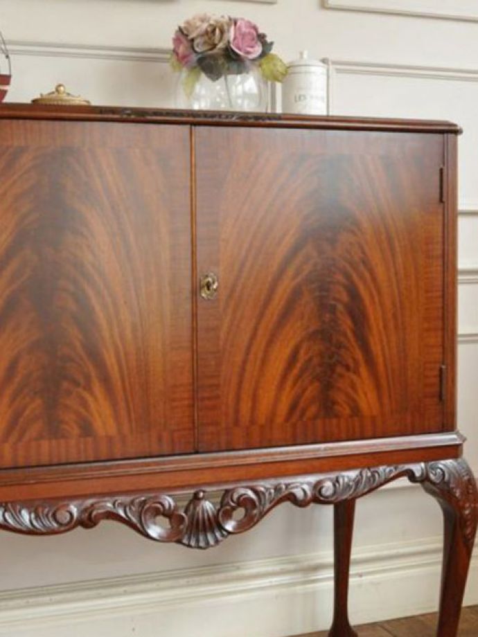 アンティーク家具らしい美しい杢目