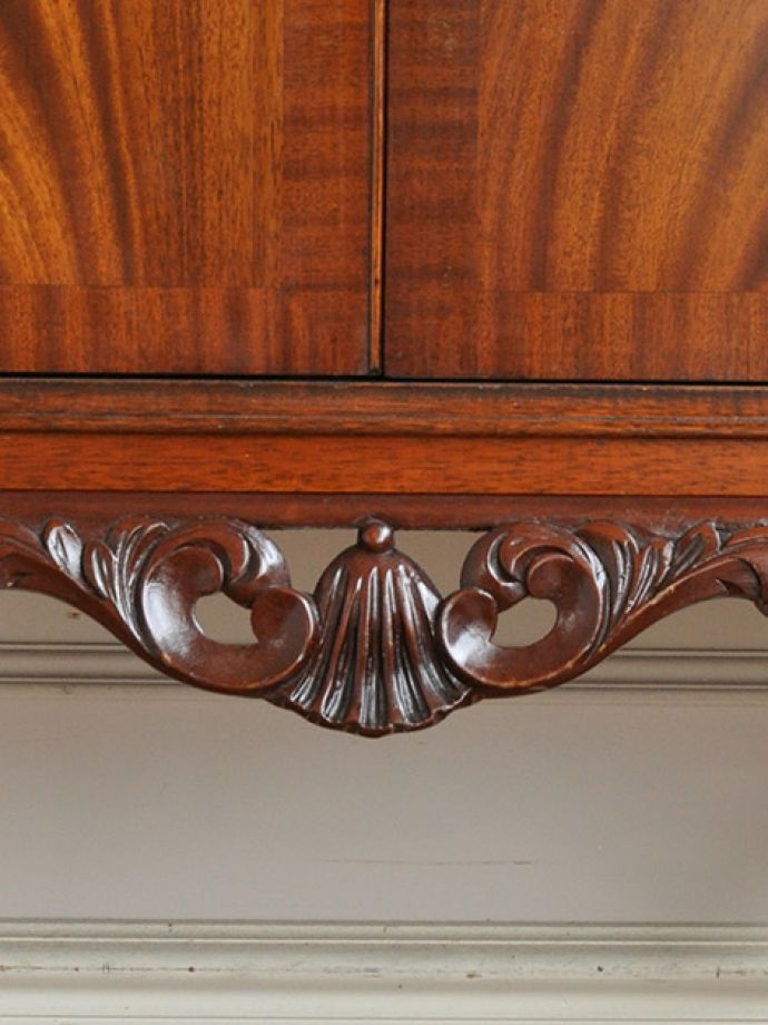 英国のアンティーク家具らしい彫